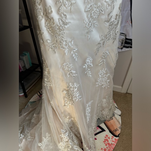 Maggie sottero embellished lace ivory wedding dress - Picture 6 of 11